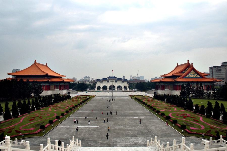 Desde el Memorial de Chiang Kai-shek, Taipéi se abre en una composición casi perfecta de arquitectura, espacio y simetría. El Teatro Nacional y la Sala Nacional de Conciertos enmarcan la gran plaza mientras, al fondo, la Puerta de la Libertad marca el límite entre el recinto monumental y la ciudad. Una imagen donde tradición, poder y memoria conviven dentro de un espacio pensado para ser atravesado.