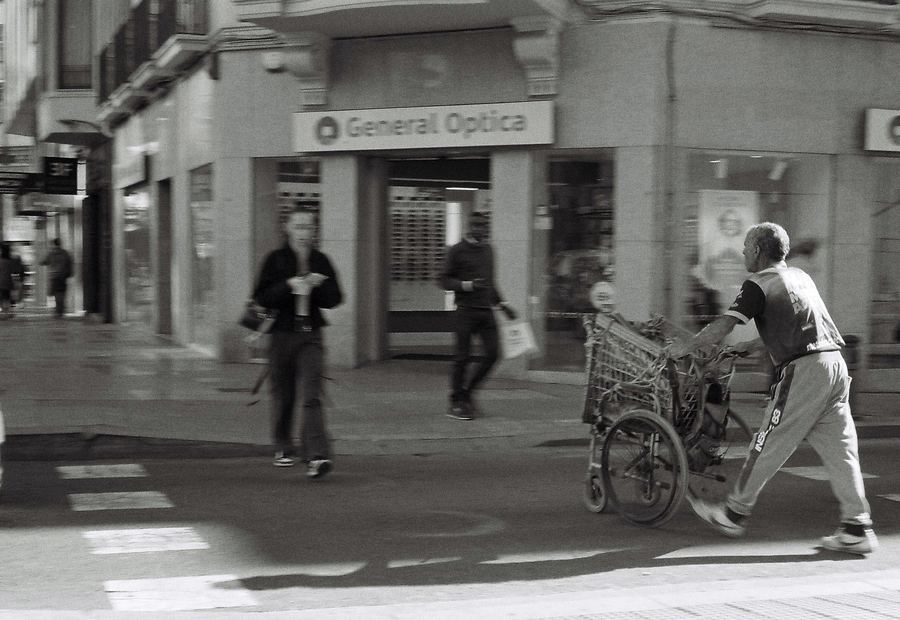 **Outsider**

Un hombre avanza por la ciudad empujando su propio mundo mientras todo a su alrededor parece pertenecer a otra realidad. Para él, la calle no tiene las mismas fronteras ni las mismas reglas: atraviesa espacios, ritmos y vidas con absoluta naturalidad. *Outsider* habla de una realidad diversa, personal, casi paralela, y de alguien que se mueve libremente dentro de ella, ajeno a la mirada de quienes permanecen al otro lado.